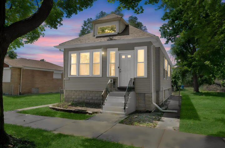 Property Photo:  9050 S Ellis Avenue  IL 60619 