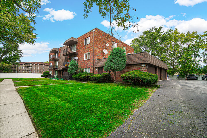 Property Photo: 903 Elder Road 7 IL 60430