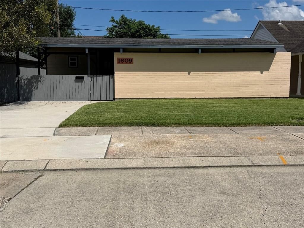 Property Photo:  1609 Farrington Drive  LA 70072 