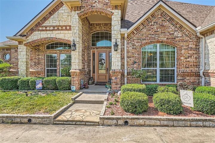 Property Photo: 197 Park Place Circle TX 76035