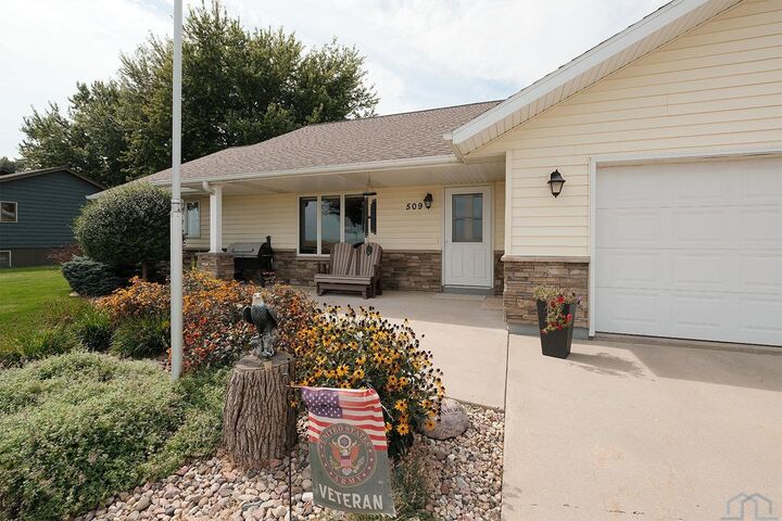 Property Photo: 509 13th Avenue NE IA 51250