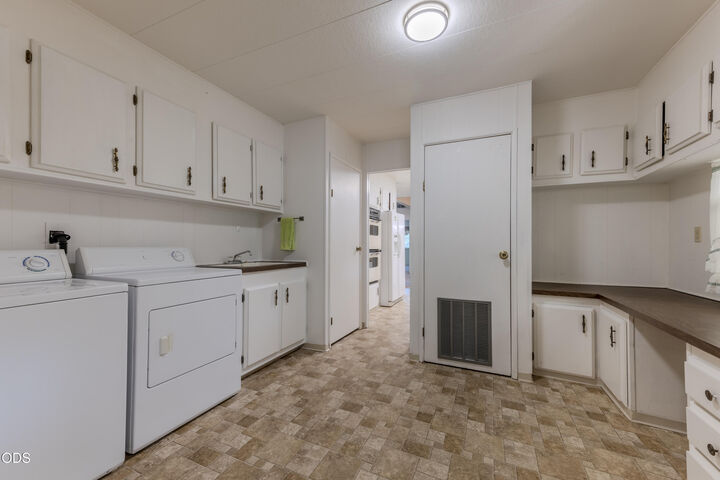 Property Photo: 8290 E Evans Creek Road OR 97537