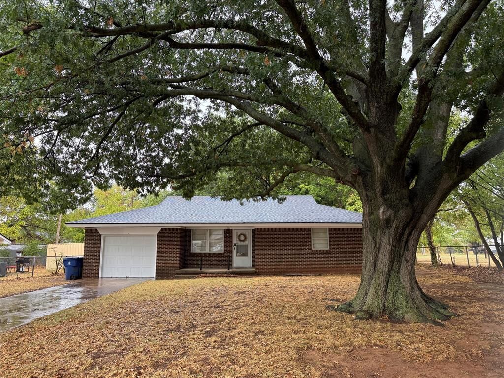 Property Photo: 1305 S 10th Street OK 73018