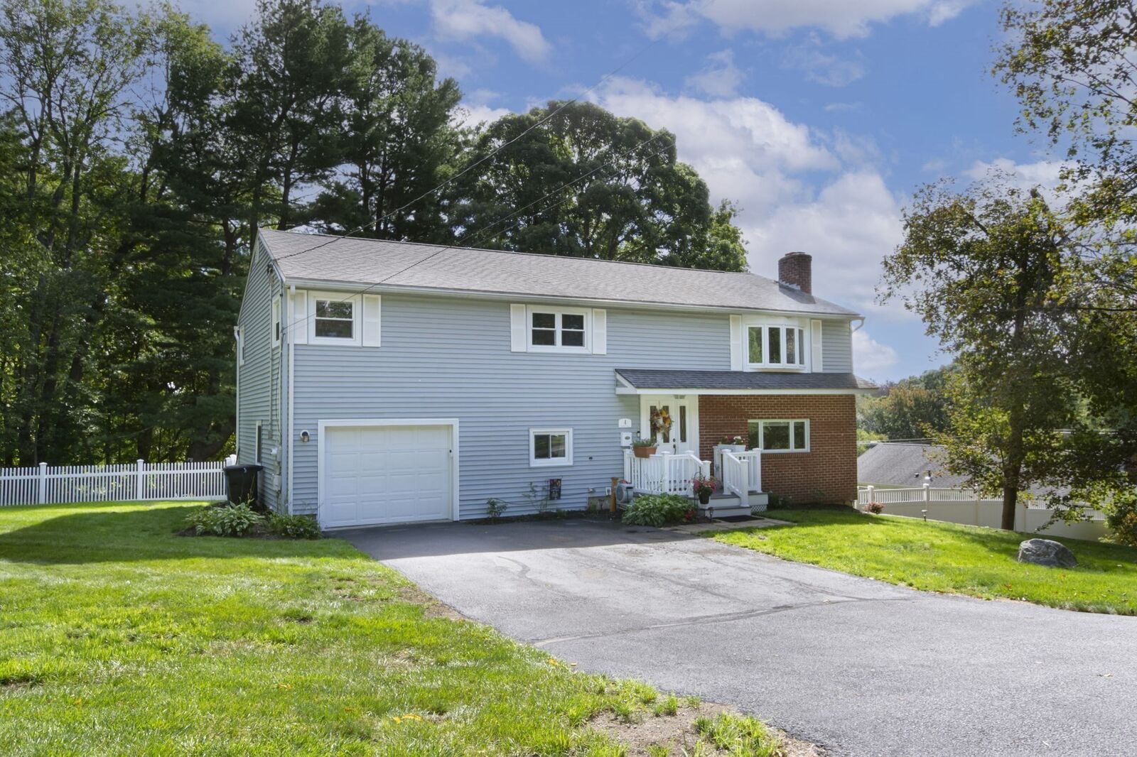 Property Photo:  4 Carter Rd  MA 01609 