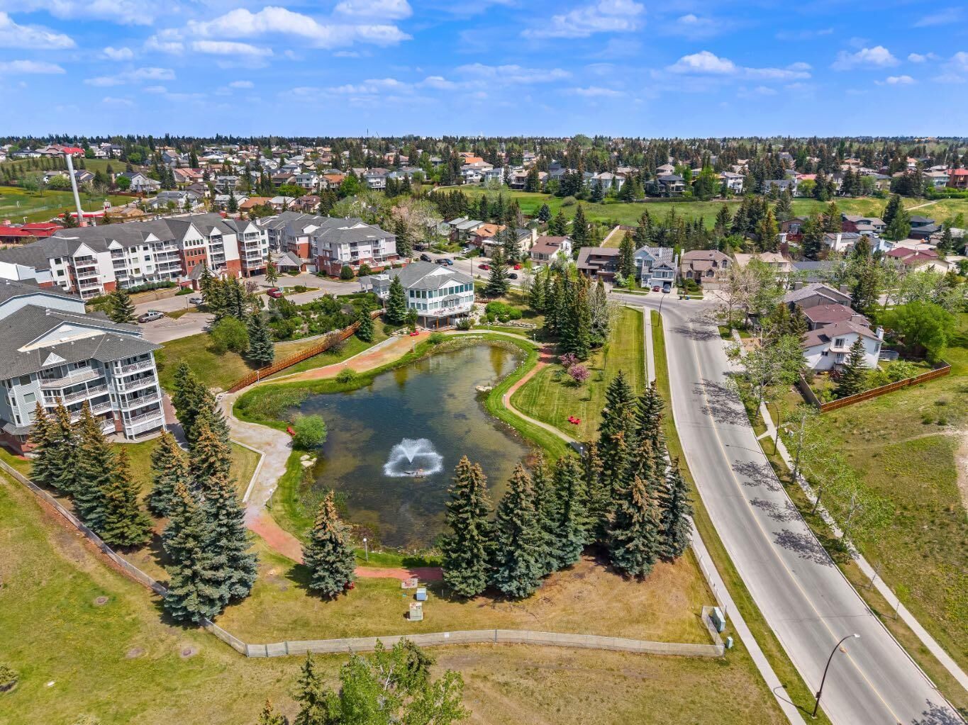 Property Photo: 1108 Hawksbrow Point NW 1108 AB T3G 4C9