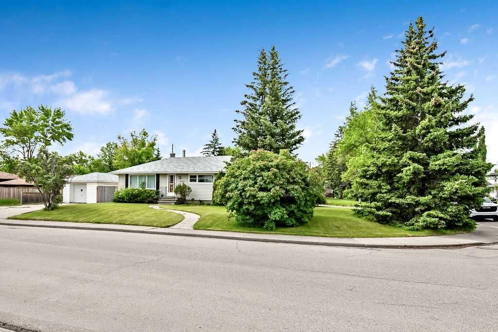 Property Photo:  3807 25 Avenue SW  AB T3E 0L3 