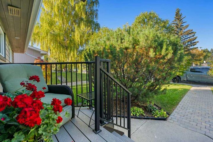 Property Photo:  7804 7 Street SW  AB T2V 1G3 