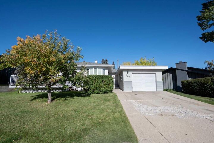 Property Photo: 107 Hallbrook Drive SW AB T2V 3H8