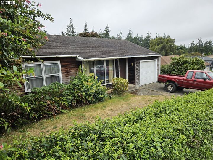 Property Photo:  1749 Juniper Ave  OR 97420 