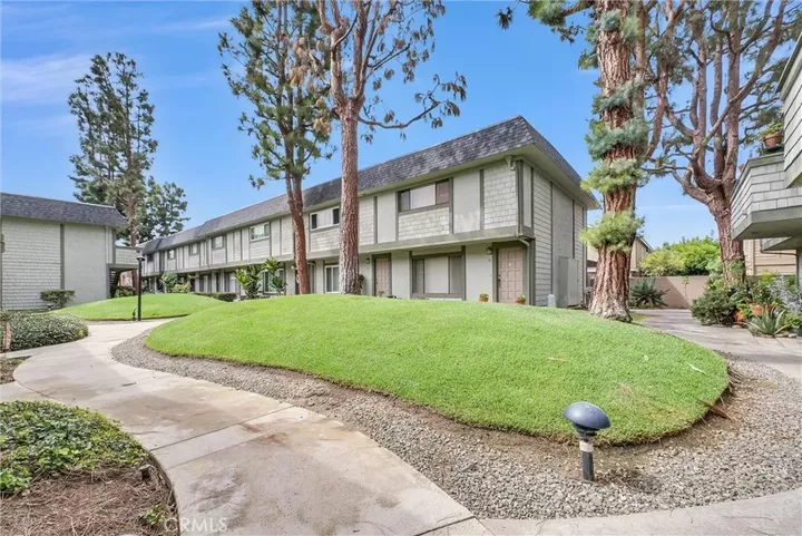 Property Photo:  229 W Wilson Street 10  CA 92627 