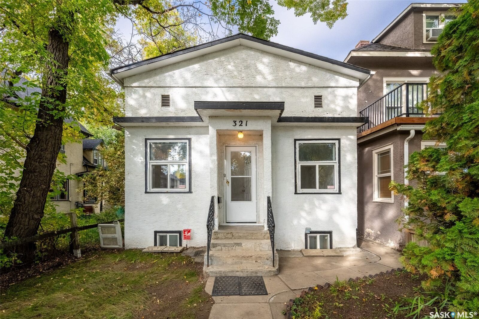 Property Photo:  321 E Avenue S  SK S7M 1S2 