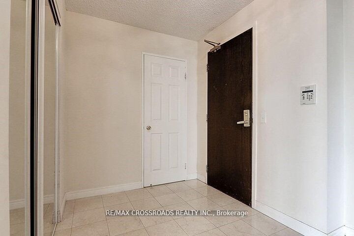 Property Photo:  18 Parkview Avenue 2106  ON M2N 7N7 