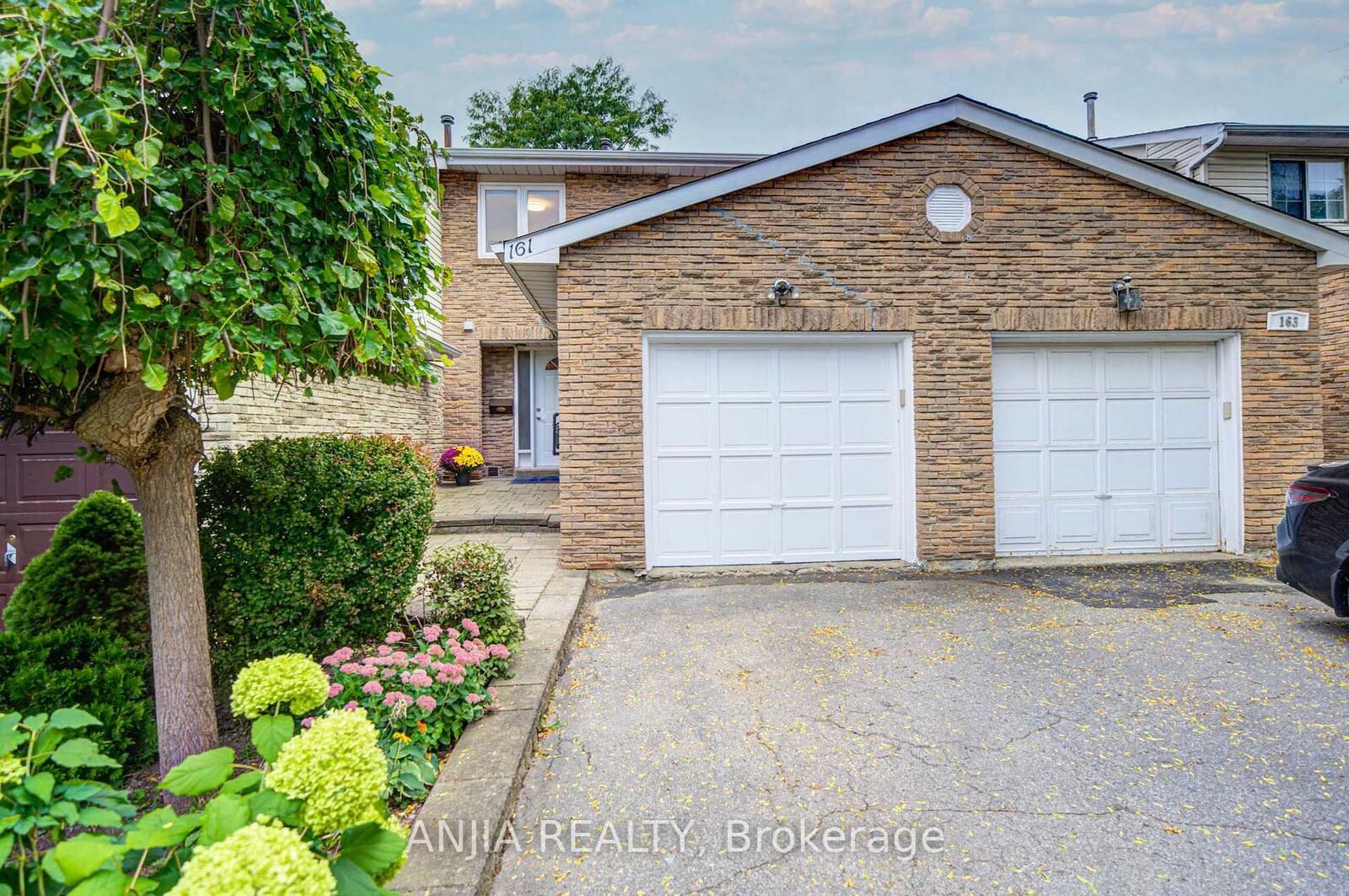 Property Photo:  161 Tamarack Drive  ON L3T 4X3 