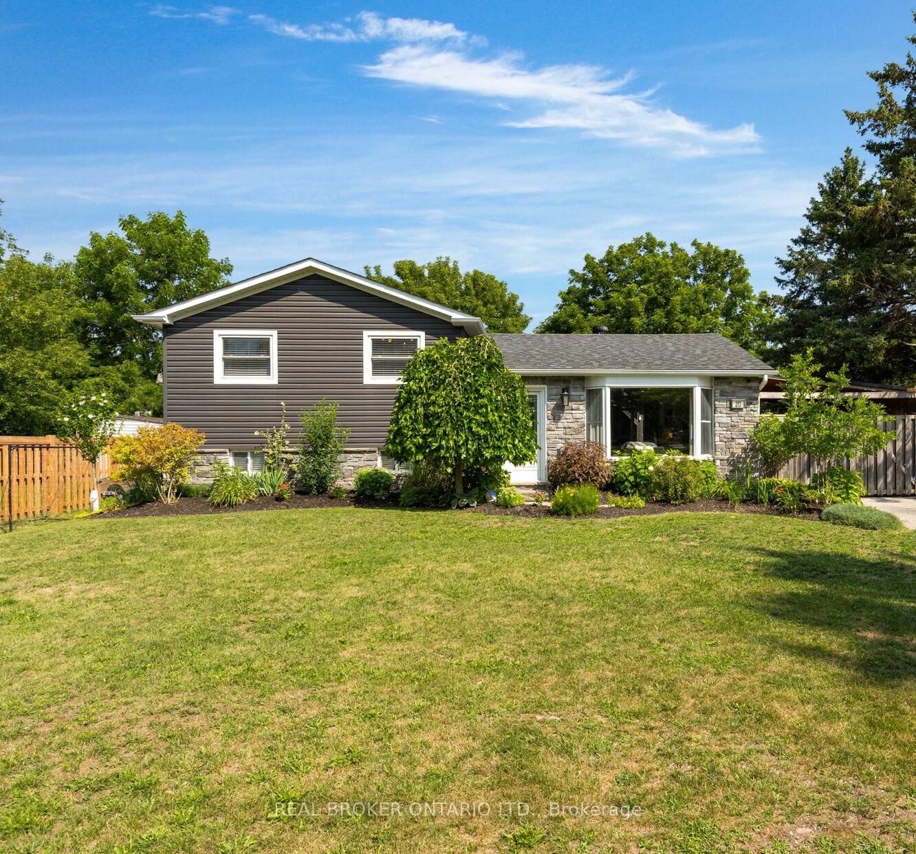 Property Photo:  213 Centre Street  ON L0M 1B0 