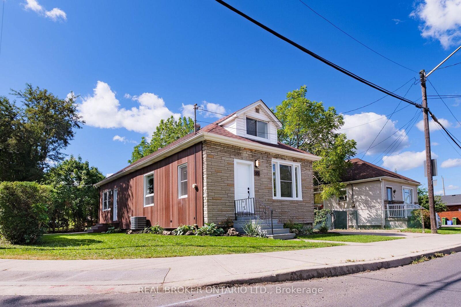 Property Photo: 95 Fennell Avenue W ON L9C 1E9