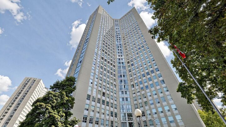 Property Photo: 3650 Kaneff Crescent 802 ON L5A 4A1