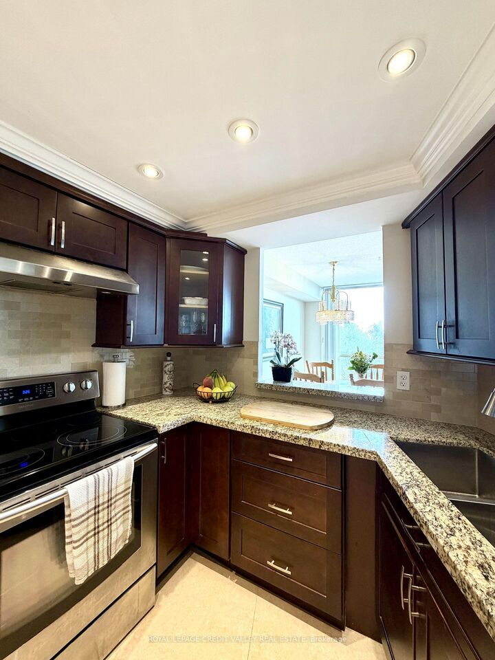 Property Photo:  1360 Rathburn Road E 406  ON L4W 4H4 