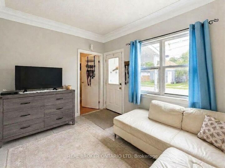 Property Photo:  563 South Street S  ON N6B 1C5 
