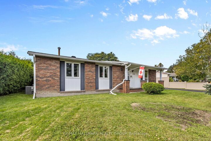 Property Photo:  2376 Blackstone Crescent  ON K1B 4H2 