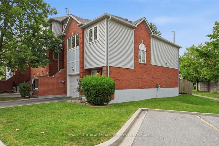 Property Photo:  4605 Donegal Drive 24  ON L5M 4X7 