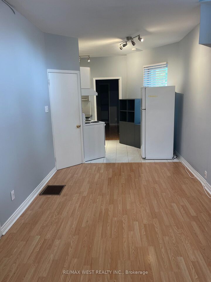 Property Photo:  281 Howland Avenue Main Floor  ON M5R 3B8 