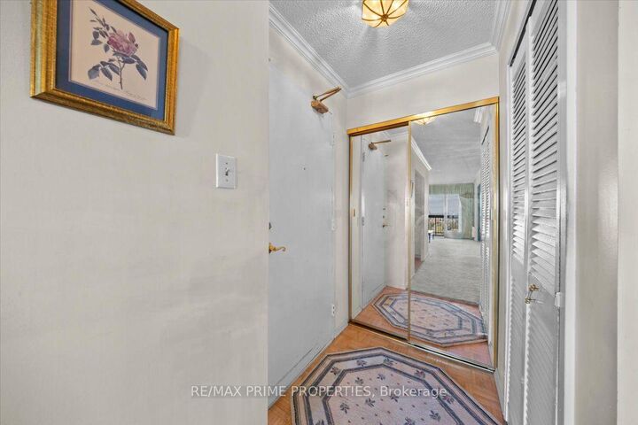 Property Photo: 158B McArthur Avenue 1807 ON K1L 8E7