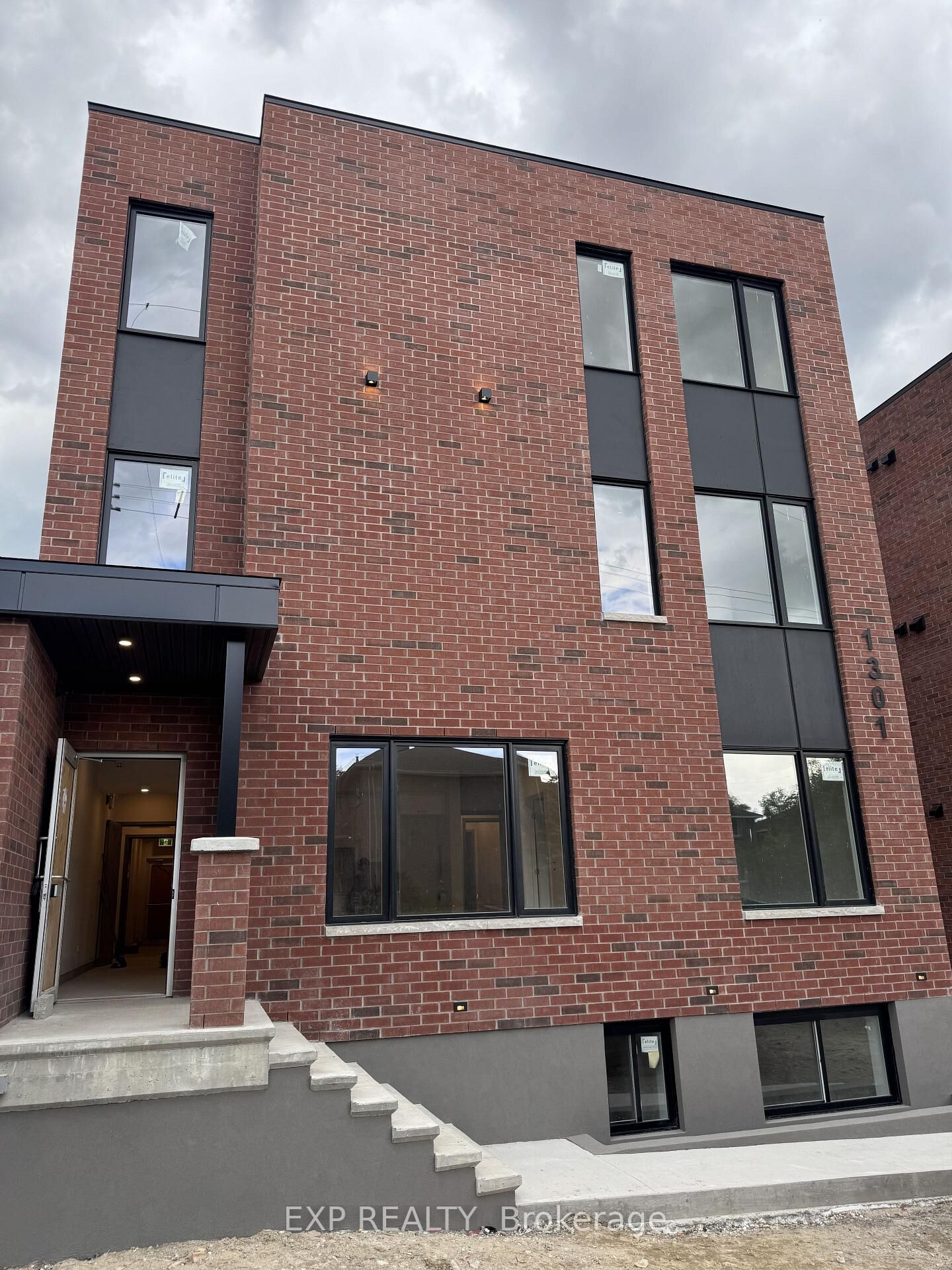 Property Photo:  1301 Dorchester Avenue 6  ON K1Z 8E8 