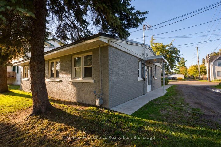 Property Photo: 1212 Walsh Street E ON P7E 4V4