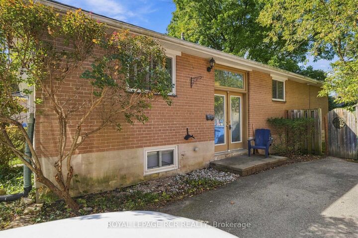 Property Photo:  70 Tecumseh Drive  ON L4G 2X4 