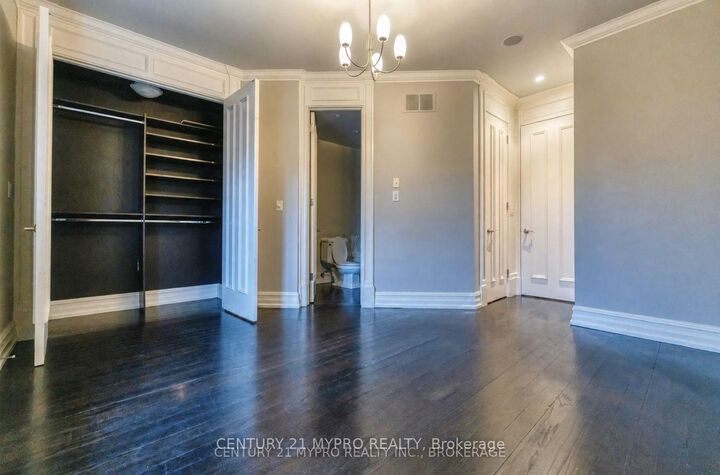 Property Photo: 280 Spadina Road ON M5R 2V4