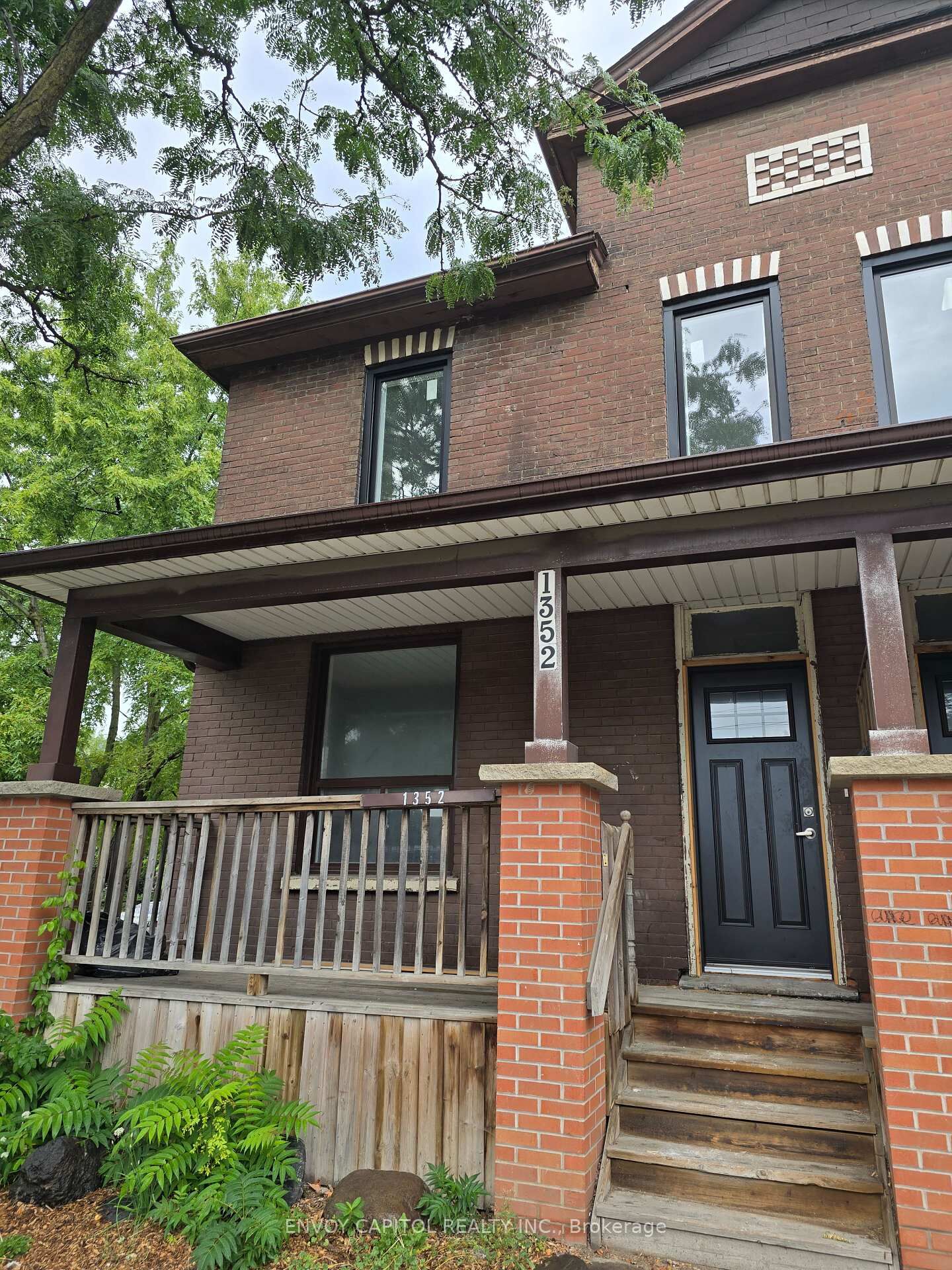 Property Photo:  1354 Queen Street E 1352 Upper  ON M4L 1C8 