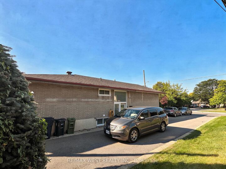Property Photo:  31 Valencia Crescent Lower Level  ON M6L 1M3 