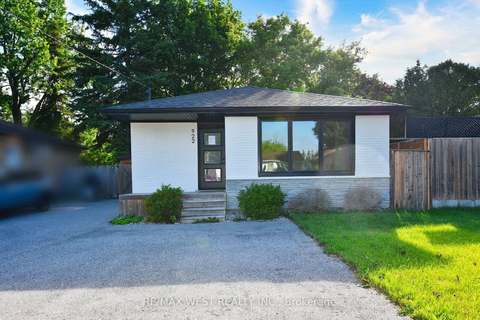 Property Photo:  922 Centre Street N  ON L1N 4V1 