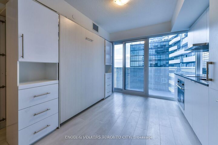 Property Photo: 88 Harbour Street 4111 ON M5J 0C3