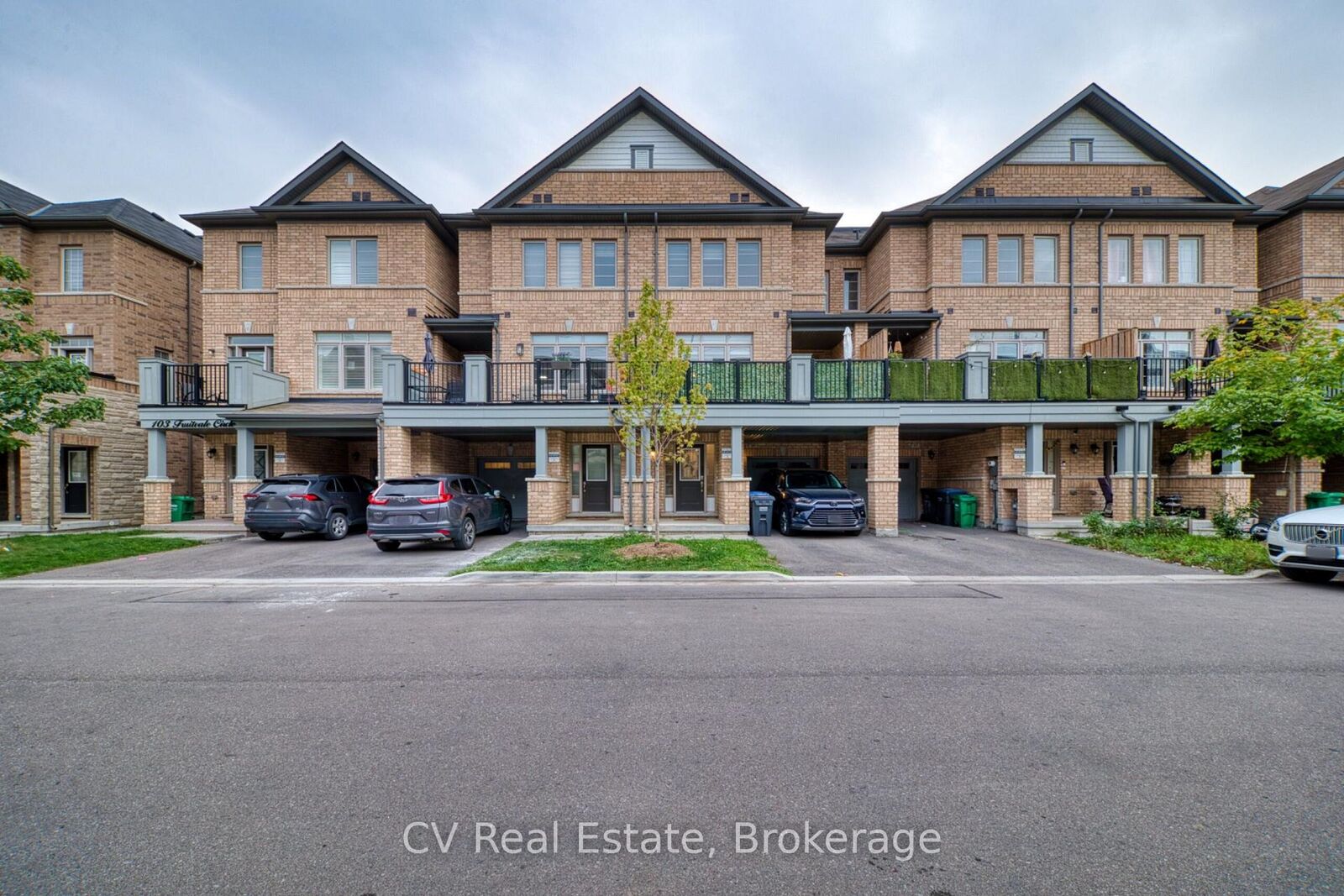 Property Photo:  99 Fruitvale Circle  ON L7A 5C4 