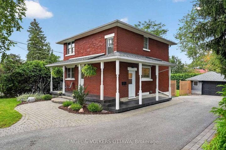 Property Photo:  916 Iroquois Road  ON K2A 3N5 