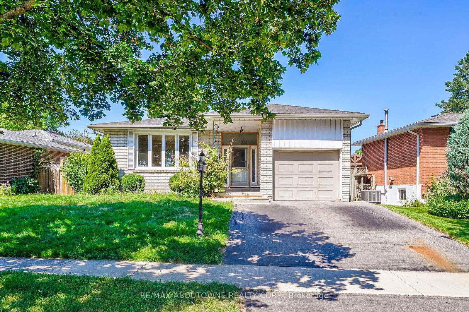 Property Photo:  4395 Longmoor Drive Lower  ON L7L 1X8 