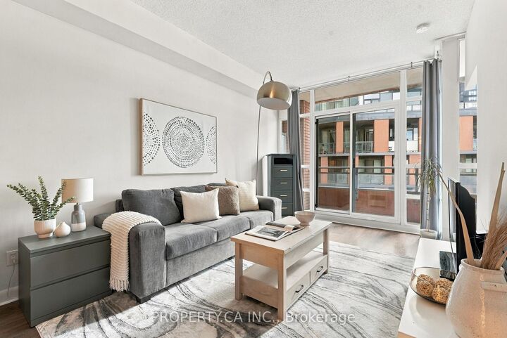 Property Photo:  15 Bruyeres Mews 503  ON M5V 0A7 