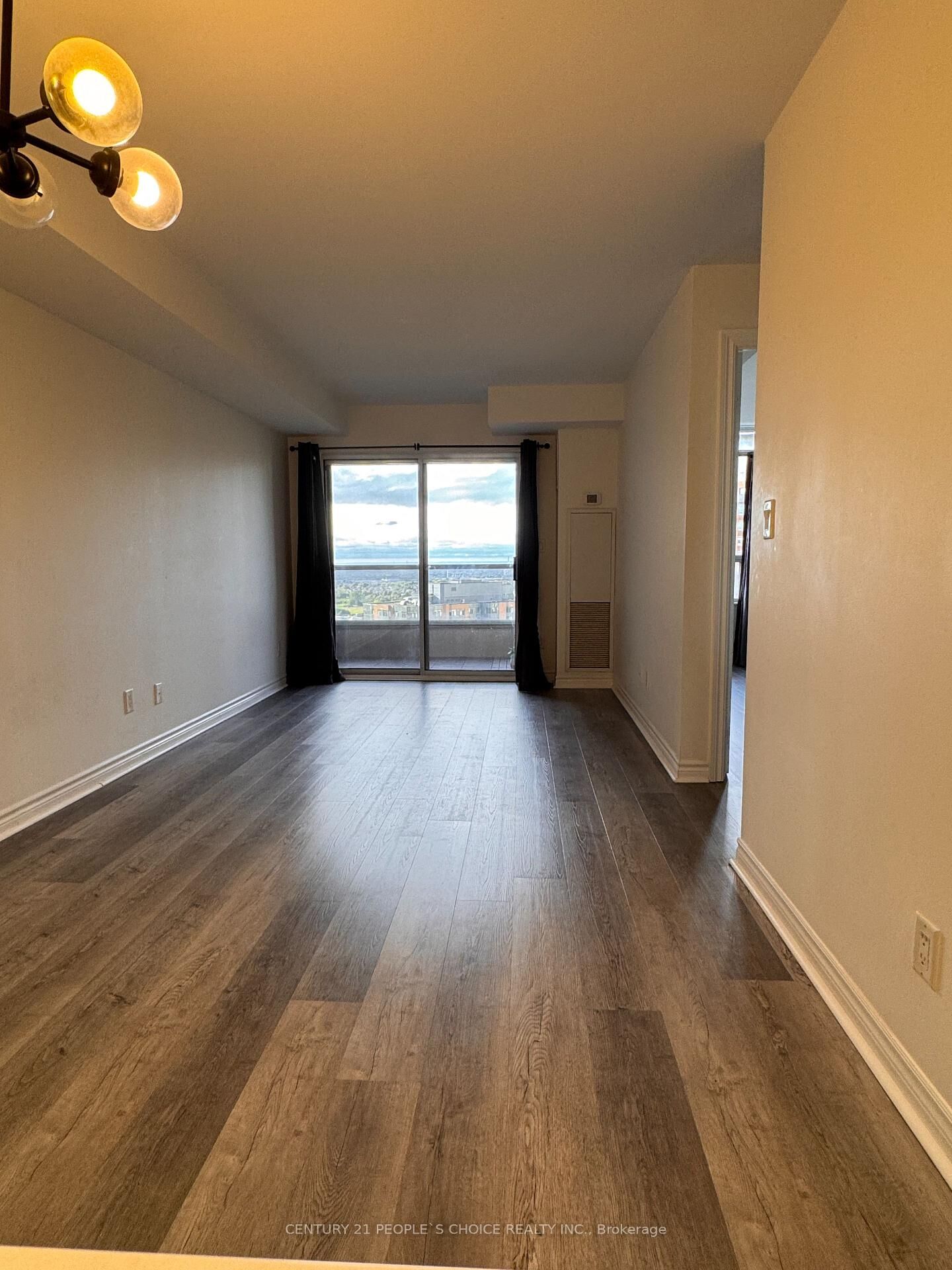 Property Photo:  3888 Duke Of York Boulevard 2027  ON L5B 4P5 