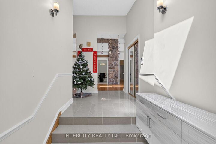 Property Photo:  10 East Drive E  ON L6G 1A4 