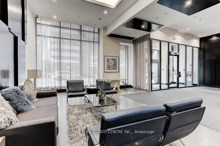 Property Photo:  4070 Confederation Parkway 2104  ON L5B 0E9 