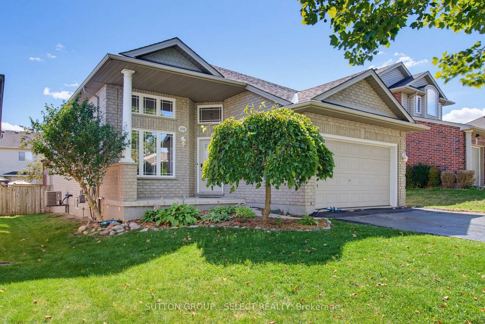 Property Photo:  858 Cresthaven Crescent  ON N6K 4W4 