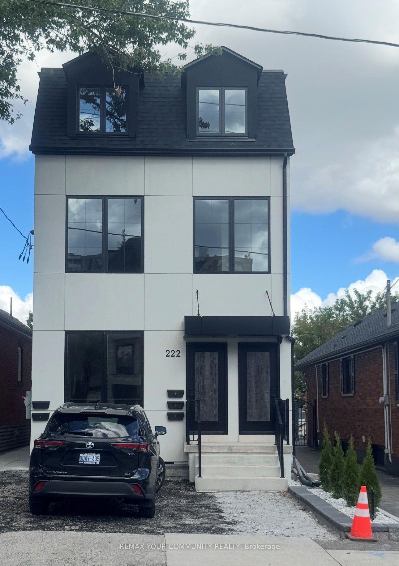 Property Photo:  222 Belgravia Avenue 1  ON M6E 2M8 