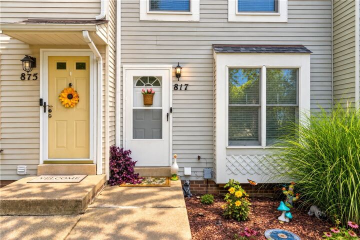 Property Photo:  817 Elm Ct  PA 15071 