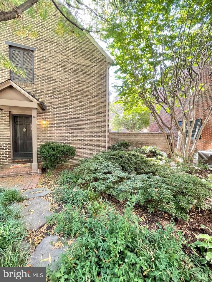 Property Photo:  1208 W Abingdon Drive  VA 22314 