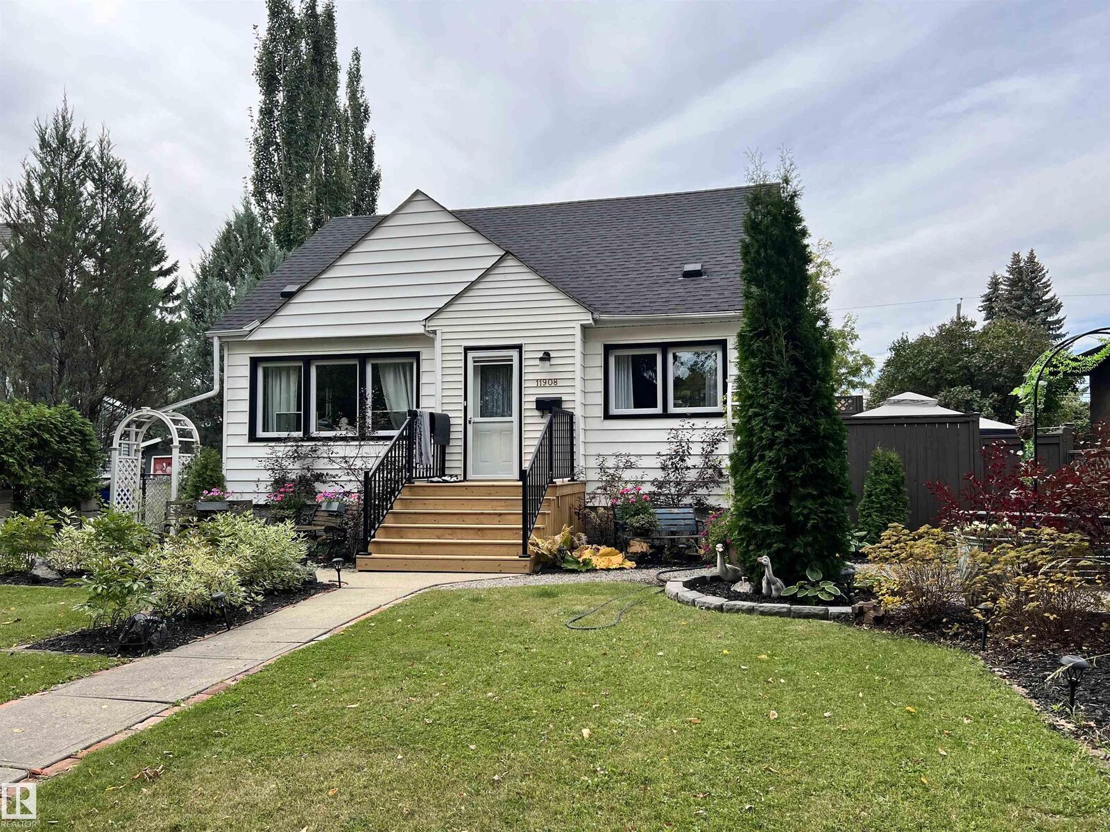 Property Photo:  11908 131 Street NW  AB T5L 1M4 