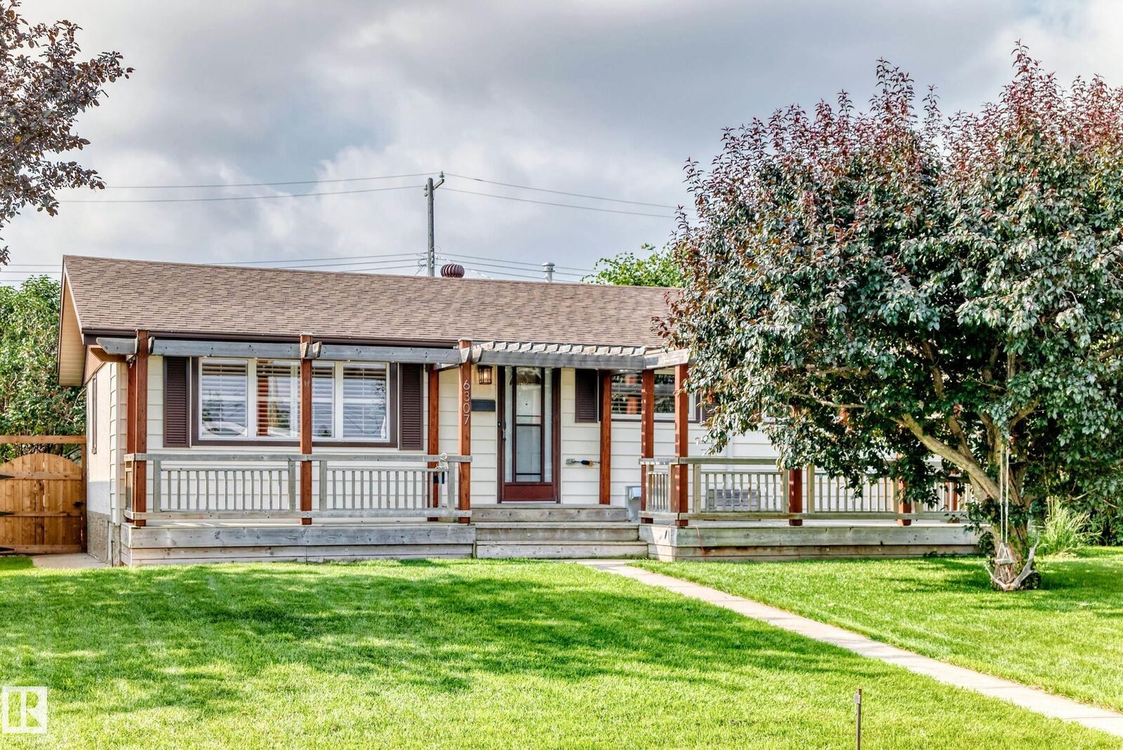 Property Photo:  6307 92A Avenue NW  AB T6B 0T5 