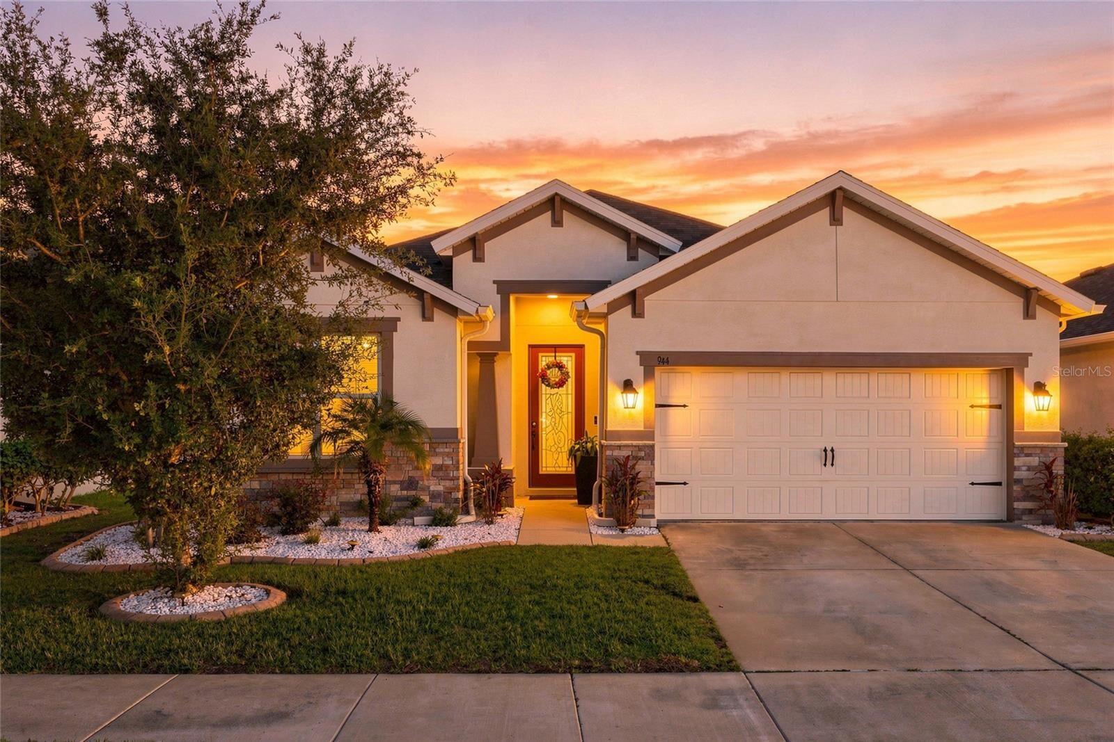 Property Photo:  944 Old Windsor Way  FL 34609 