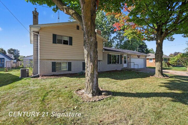 Property Photo:  811 Doro Lane  MI 48604 