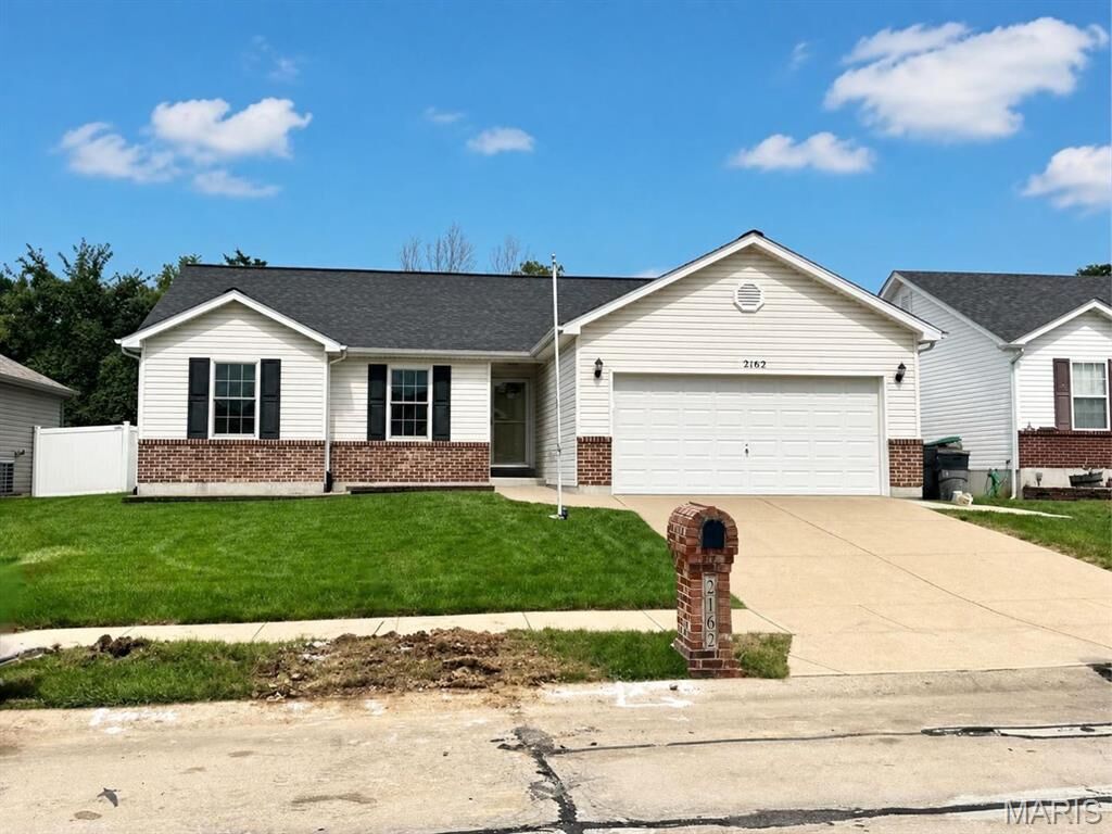 Property Photo: 2162 Warwick Castle MO 63052